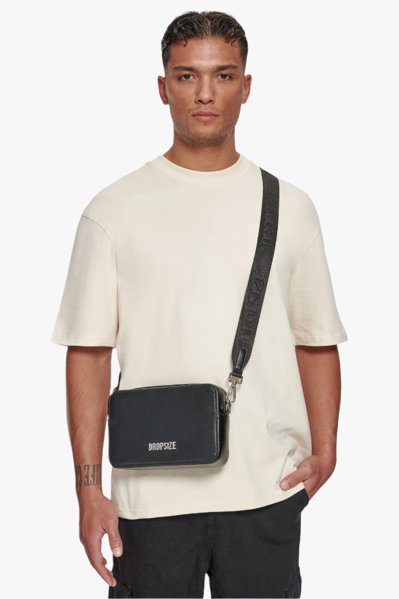 ESSENTIALS SHOULDER BAG BLACK