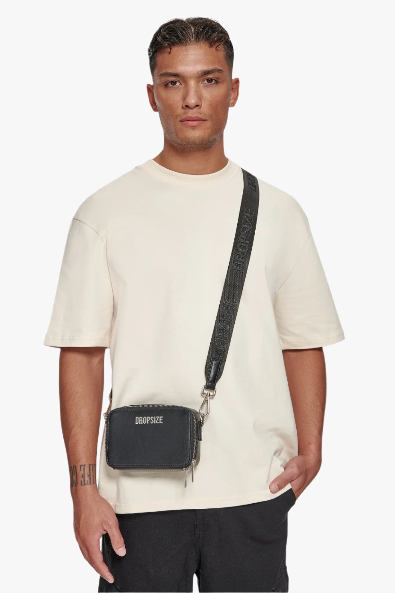 ESSENTIALS SHOULDER BAG SMALL BLACK