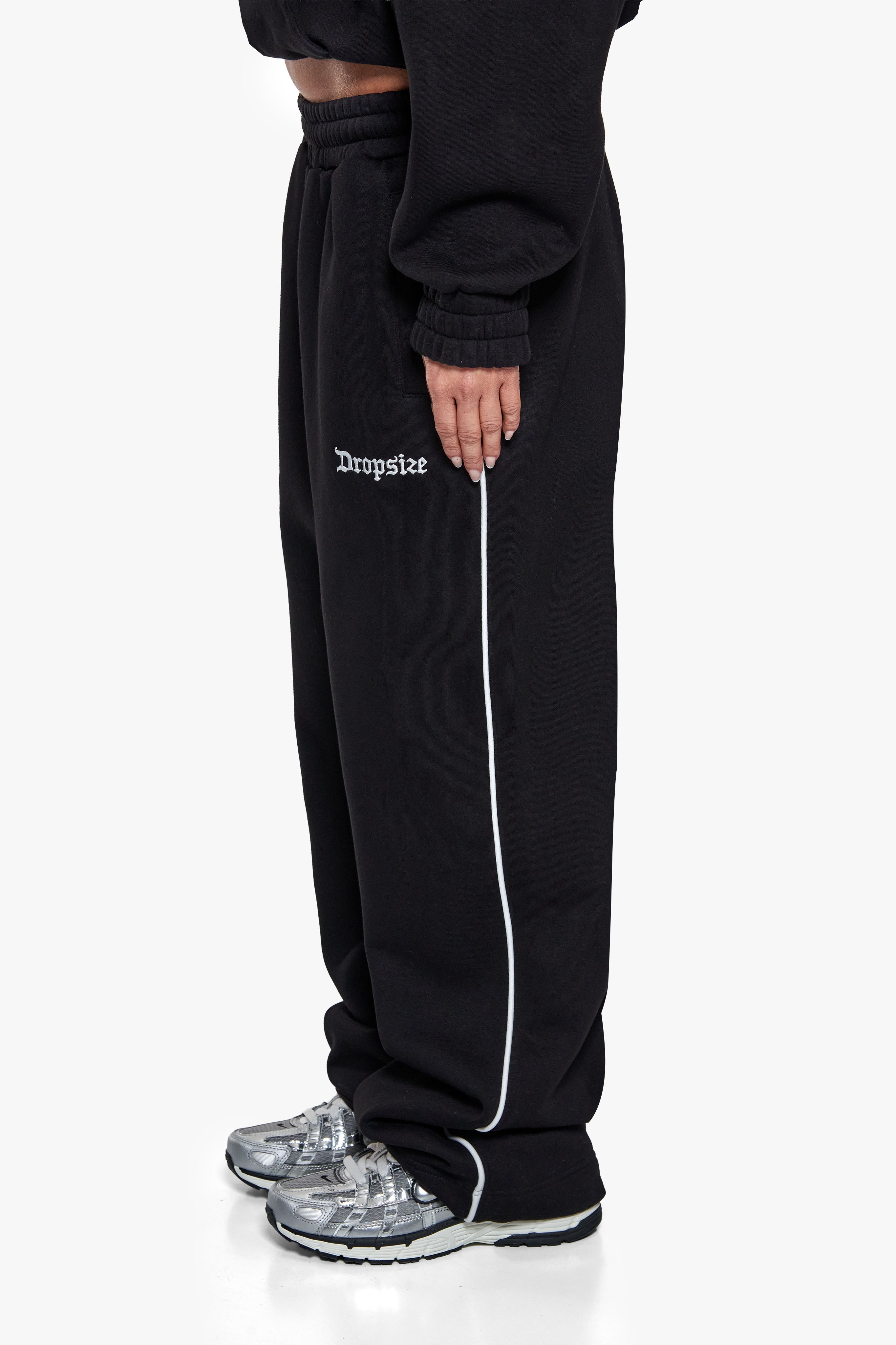 CONTRAST EMBROIDERY WOMEN OPEN LEG JOGGER BLACK