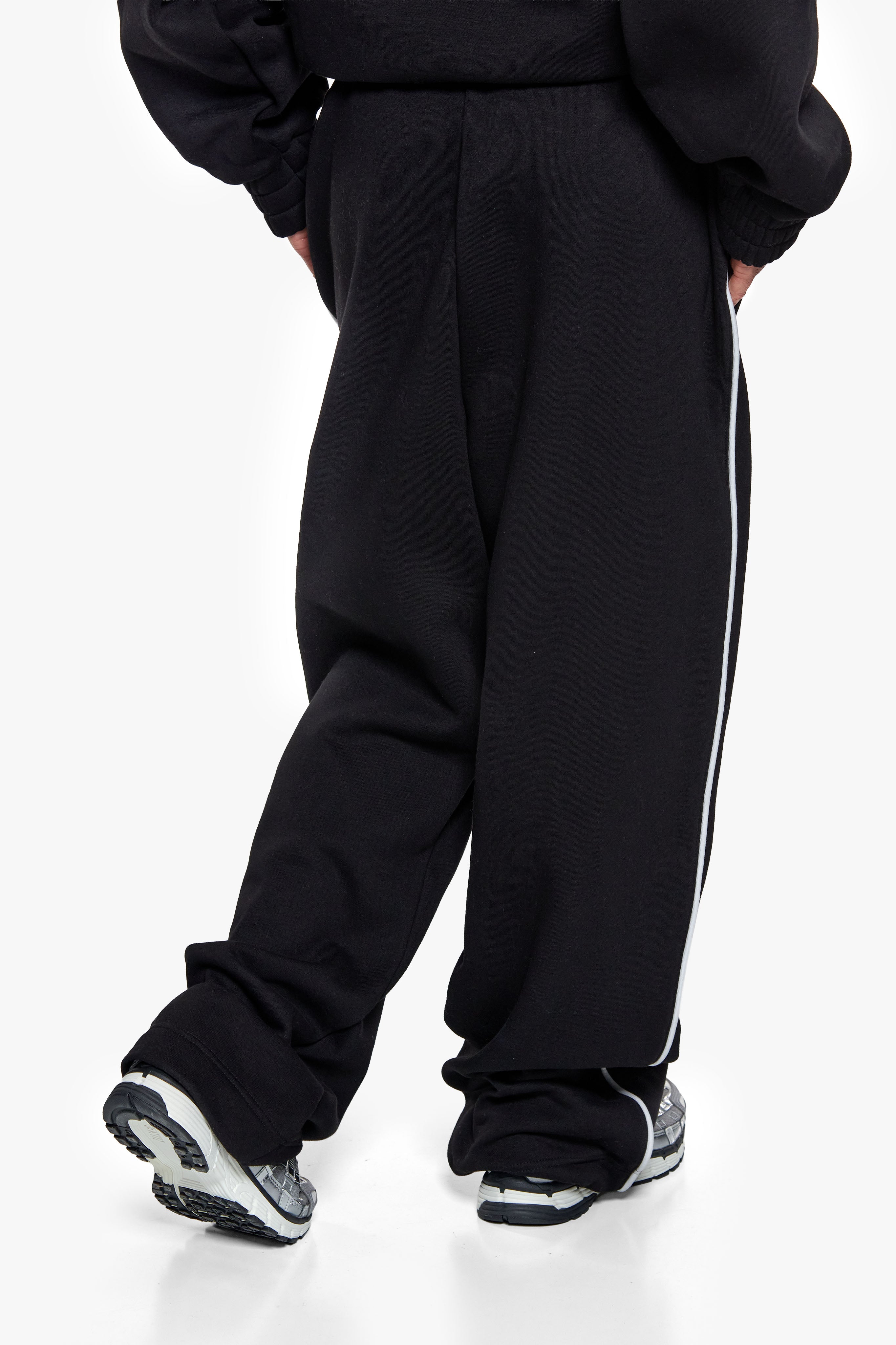 CONTRAST EMBROIDERY WOMEN OPEN LEG JOGGER BLACK