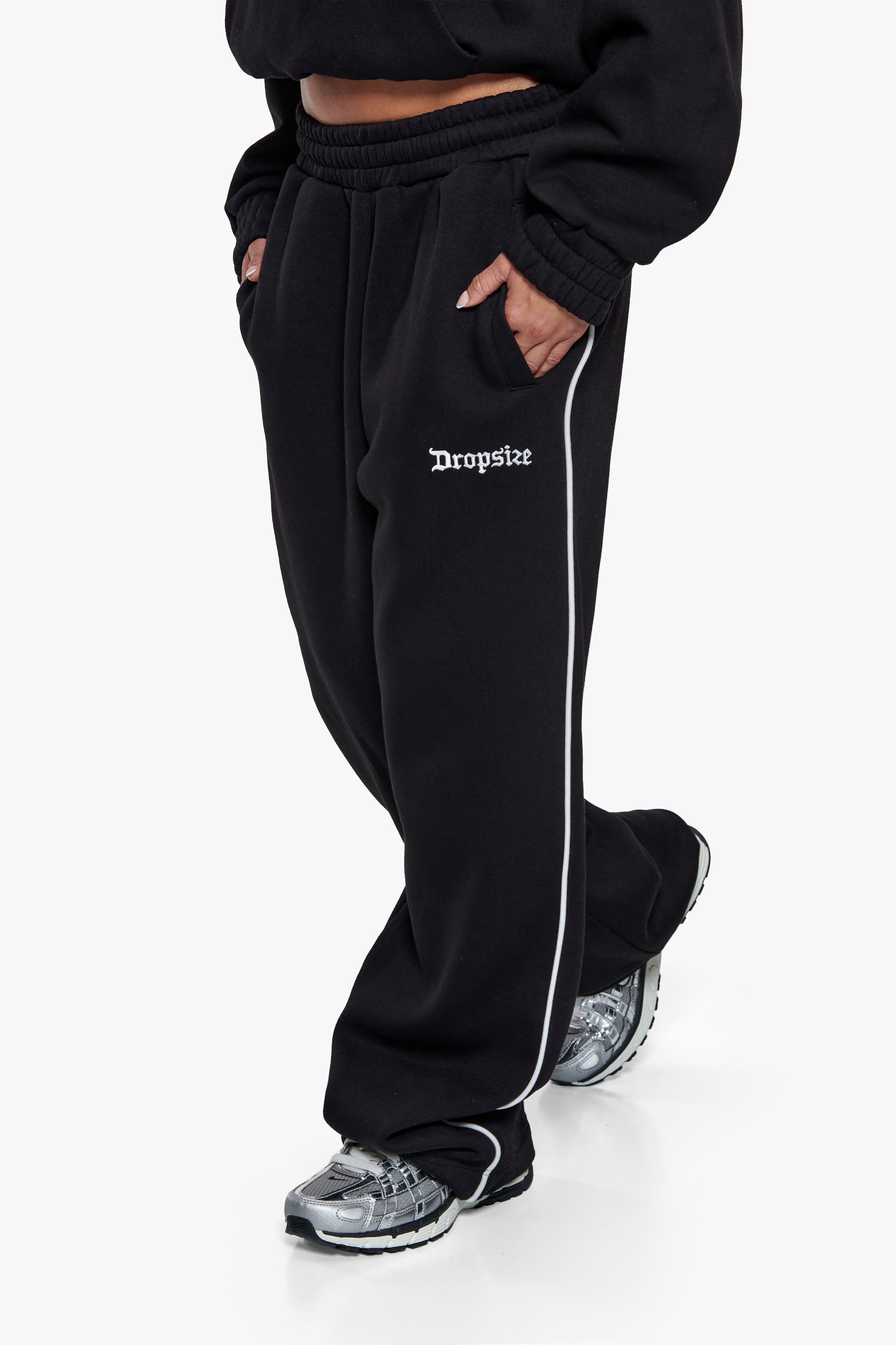 CONTRAST EMBROIDERY WOMEN OPEN LEG JOGGER BLACK