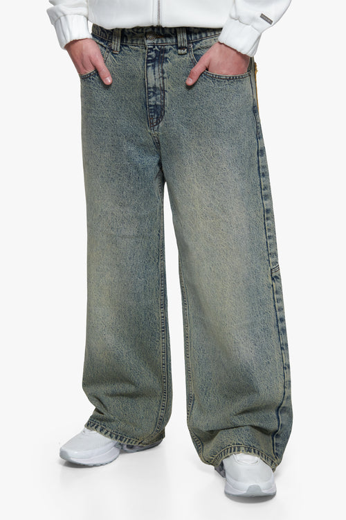 PLEATED BACKSEAM LOOSE FIT JEANS WASHED BLUE
