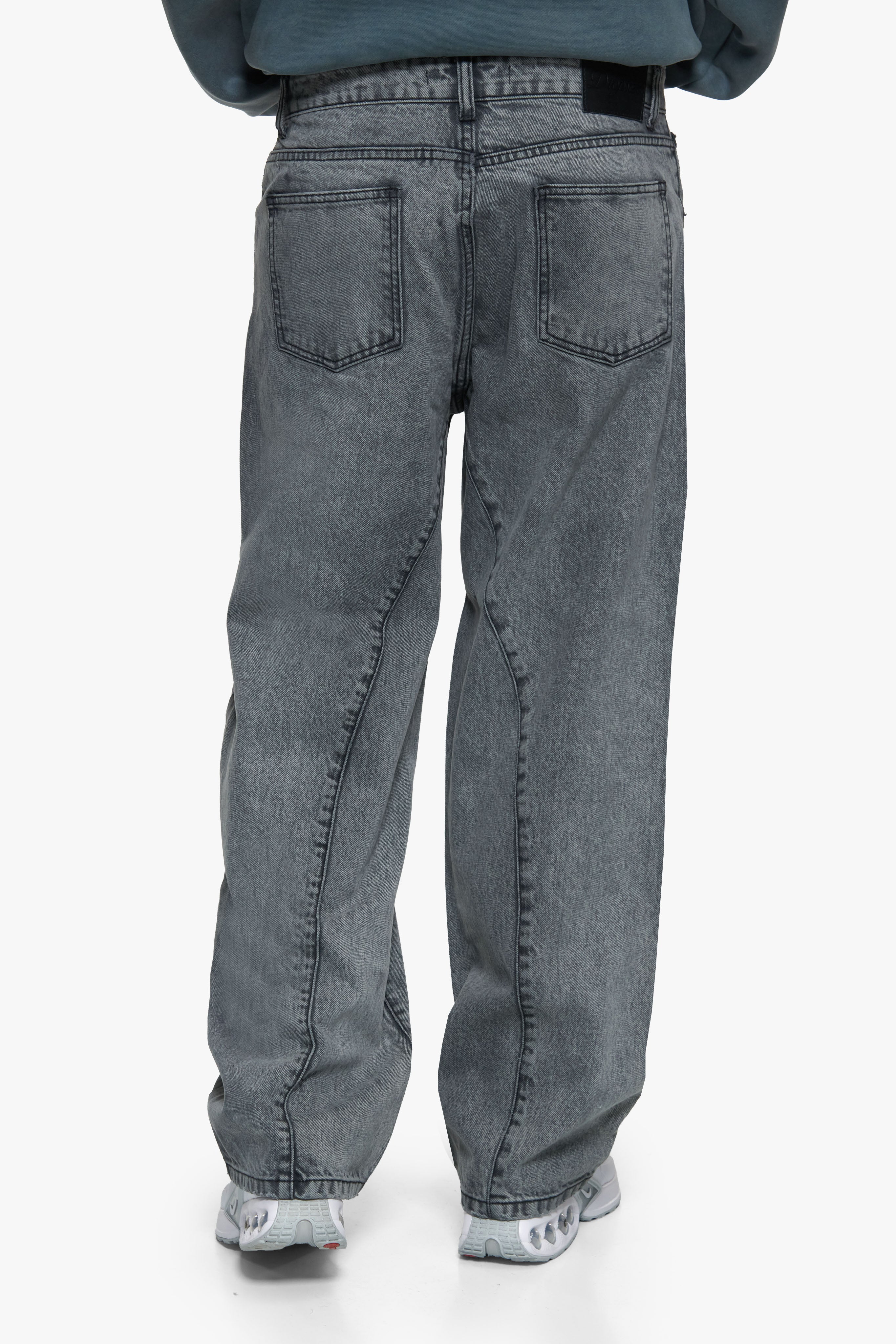 PLEATED RELAXED FIT JEANS ICE GREY