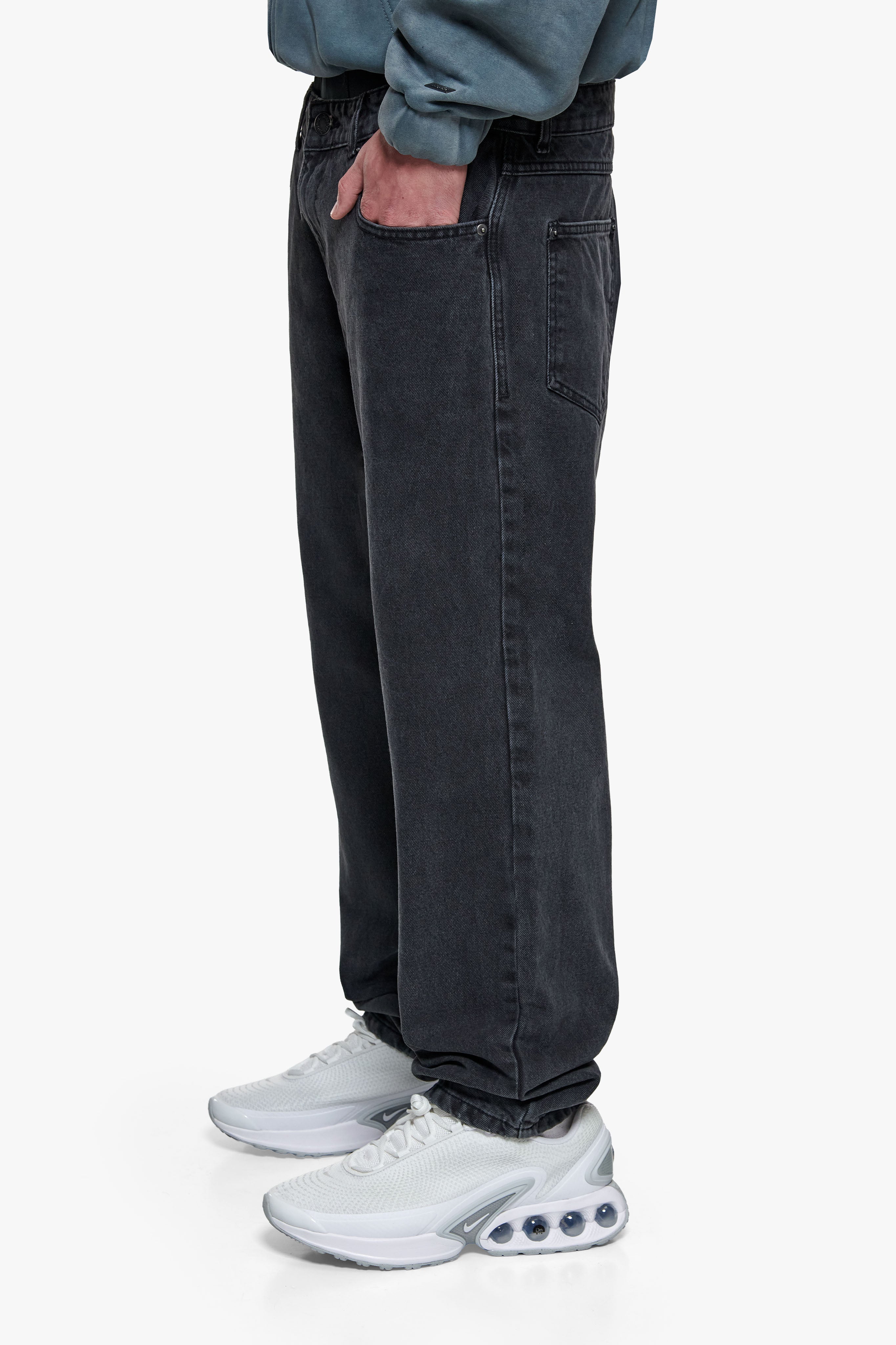 LOOSE FIT WASHED GRAY JEANS