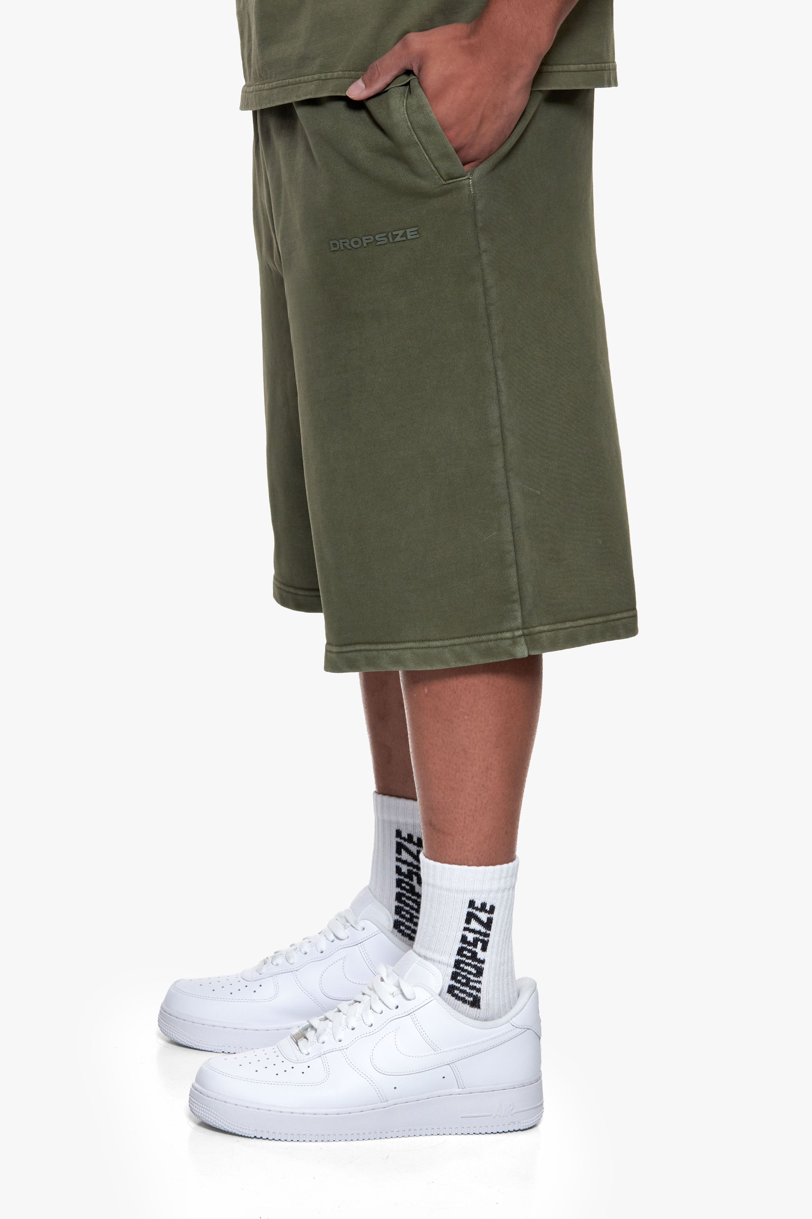 ESSENTIAL LOGO SWEAT SHORTS WASHED OLIVE