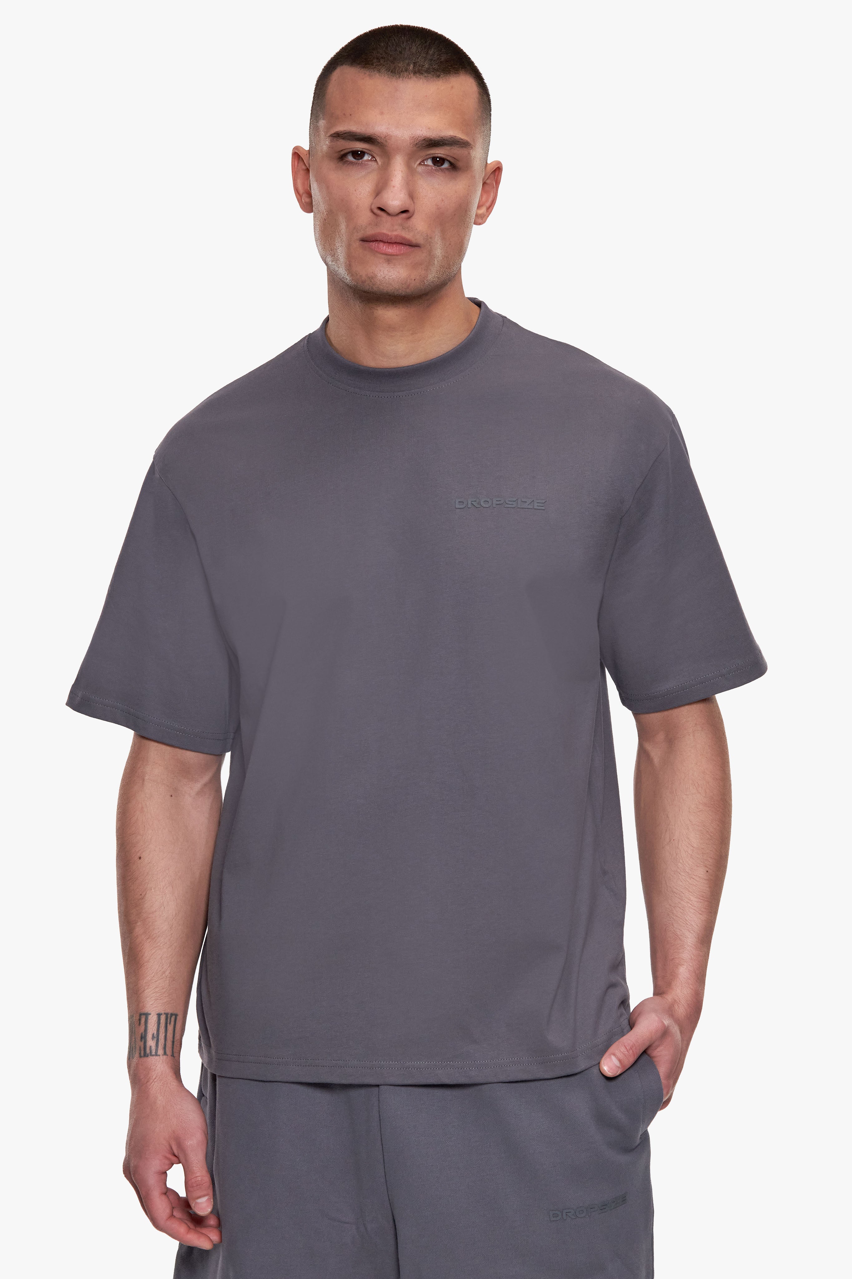 REGULAR FIT ESSENTIAL LOGO T-SHIRT STEEL GREY