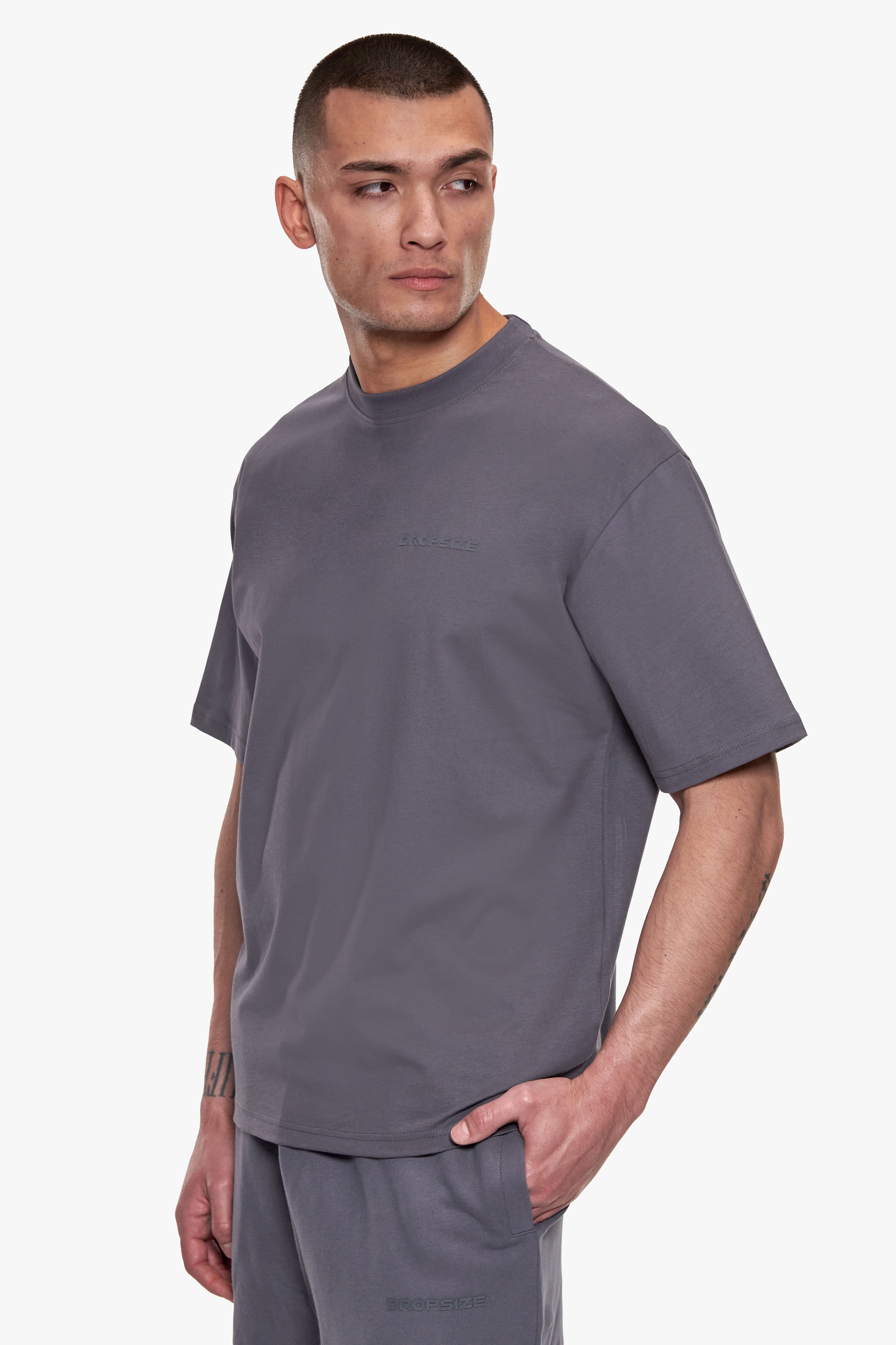 REGULAR FIT ESSENTIAL LOGO T-SHIRT STEEL GREY