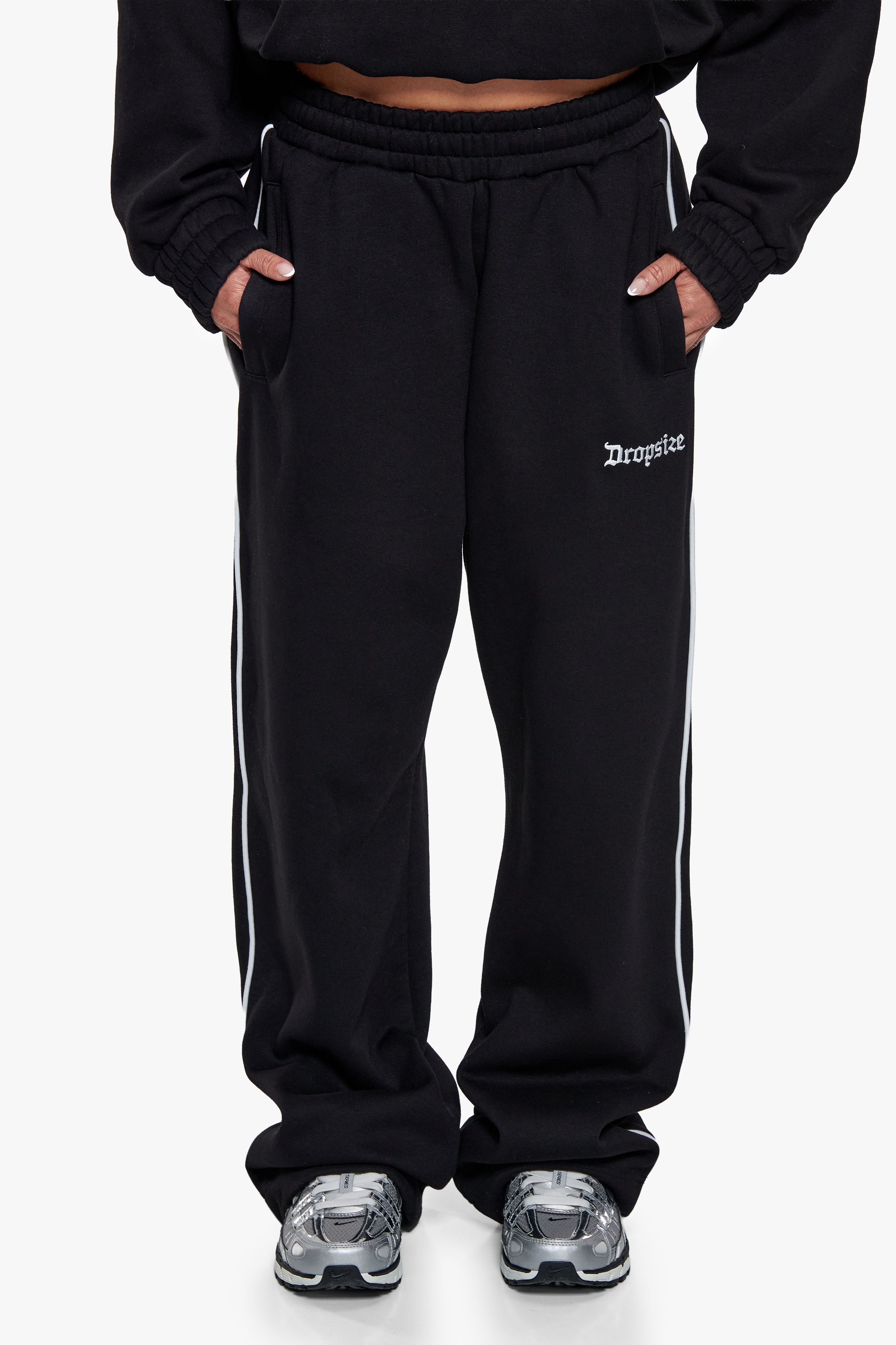 CONTRAST EMBROIDERY WOMEN OPEN LEG JOGGER BLACK