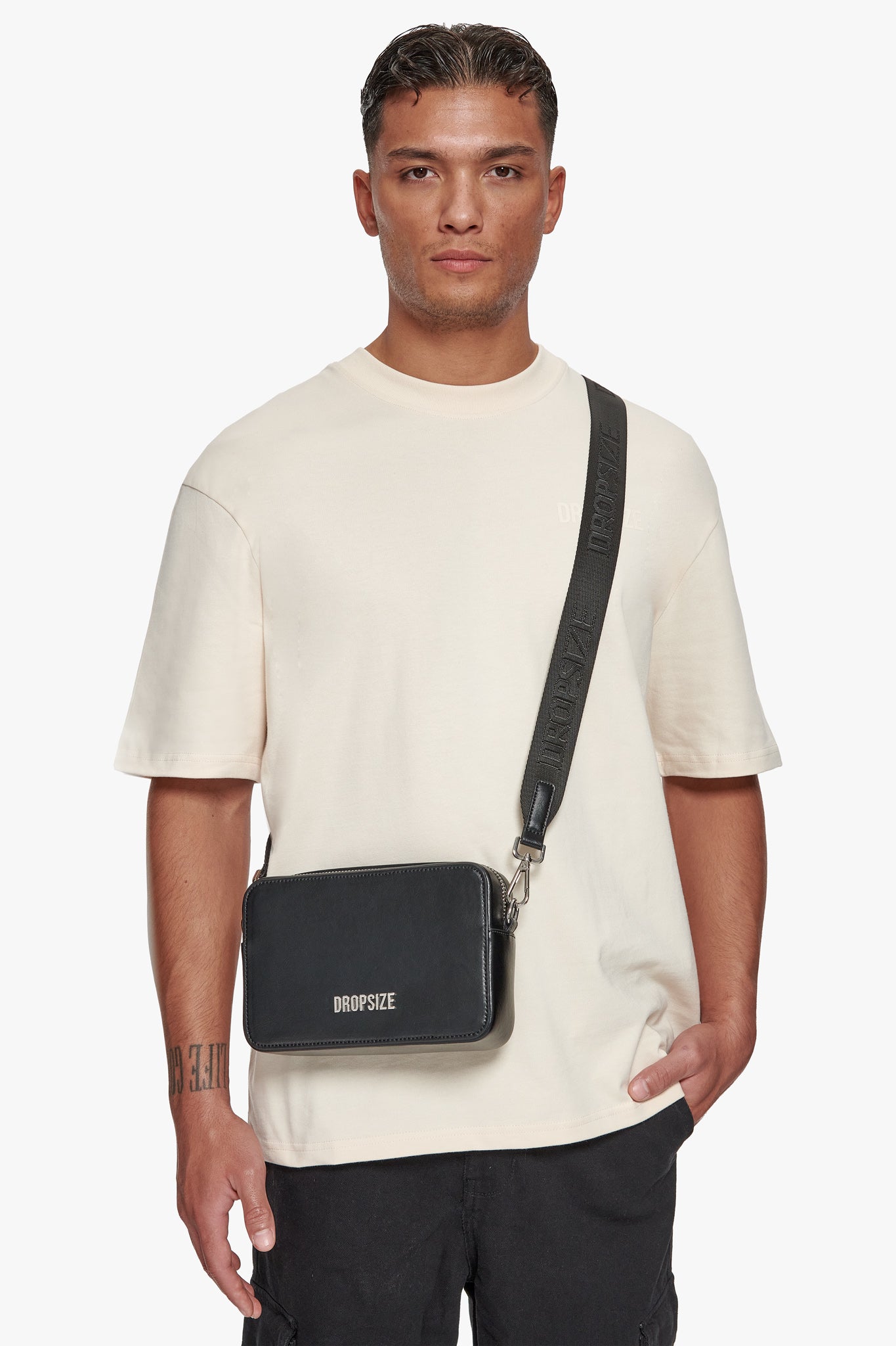 ESSENTIALS SHOULDER BAG BLACK – Dropsize